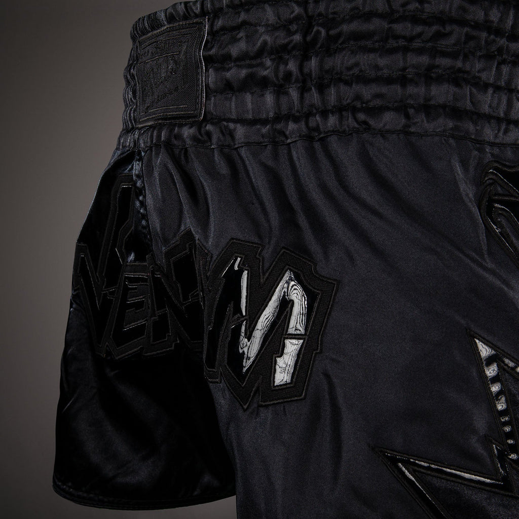 Shorts de Muay Thai Venum Inferno 2.0 - Negro/Gris